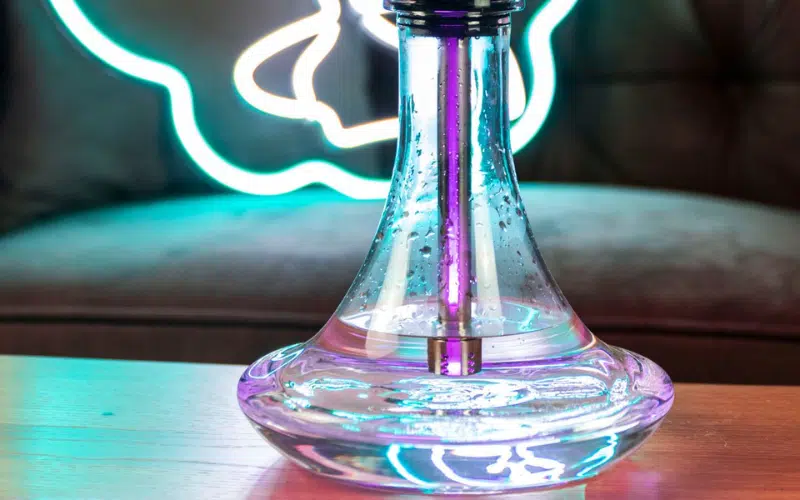 Wasser in die Shisha-Bowl füllen